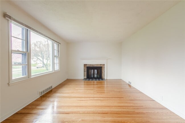 Photo - 345 Colebourne Rd