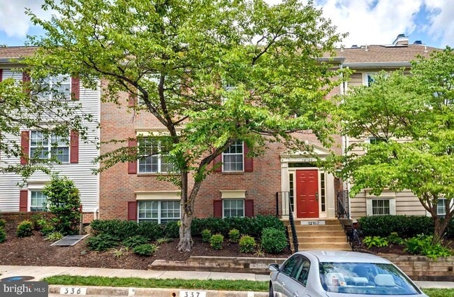 Building Photo - 12102 Green Leaf Ct Unit 201