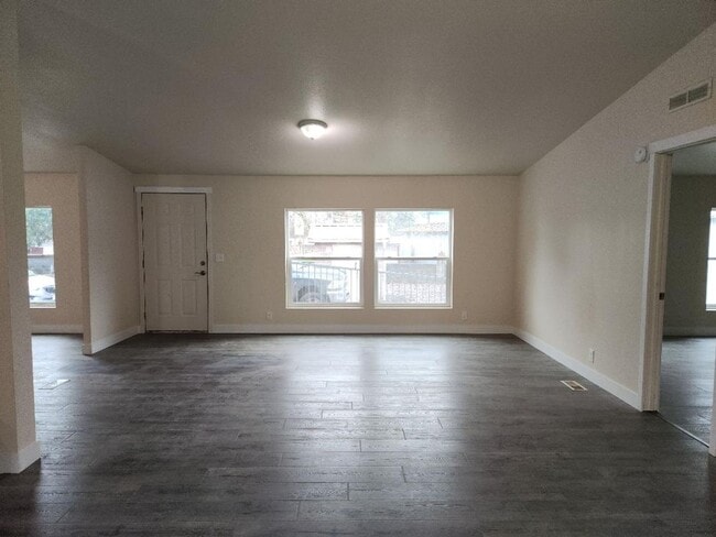 Building Photo - 4 Bedroom 2 Bath House