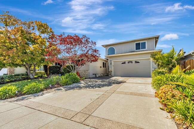Building Photo - Remodeled 6-Bedroom House
