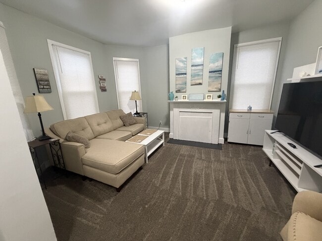 Photo - 829 E 27th St