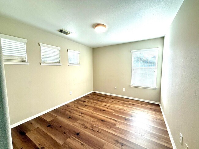 Photo - 107 W Spindle Tree Cir