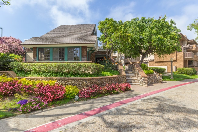 Luxury Condo Near UCSD - 8840 Villa La Jolla Dr Unit 306