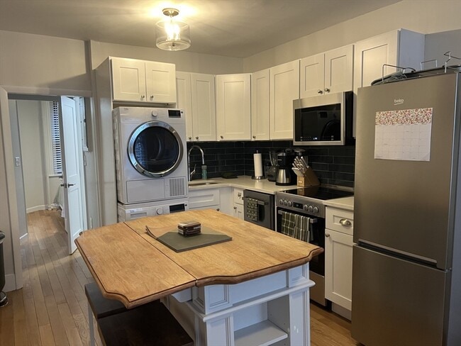 Building Photo - 35 Grove St Unit 3