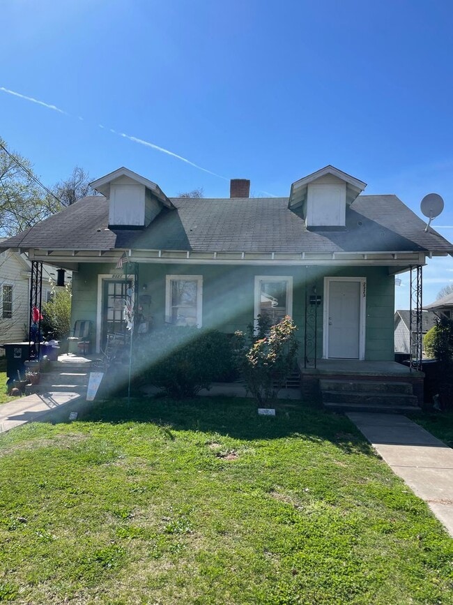 Building Photo - Updated 1 Bedroom Duplex  On Spring Garden...