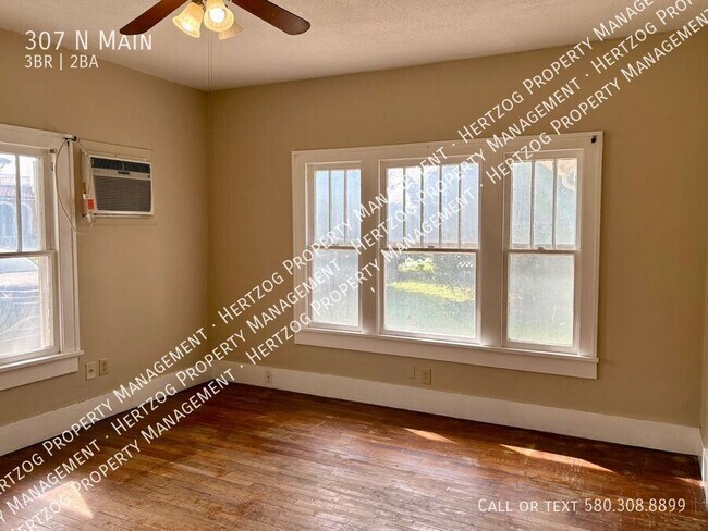 Photo - 307 N Main-