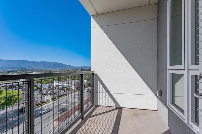 2BR, 1BA - 842SF - Balcony