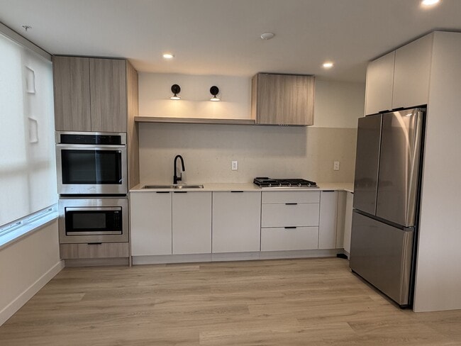 Photo - 623-623 Kemsley Ave