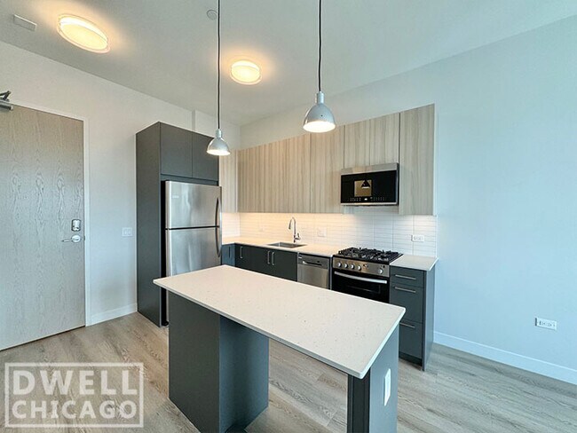 Photo - 630 N May St
