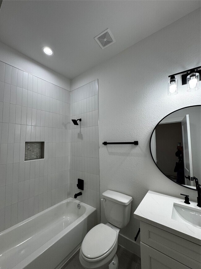 Photo - 868 E 35th St