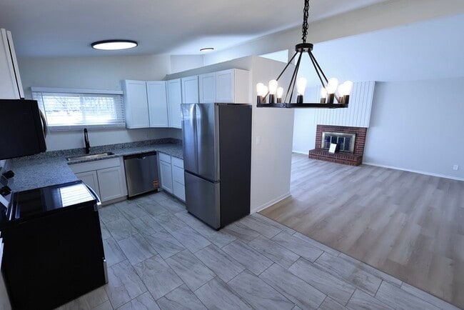 Building Photo - 1859 Delia Ave