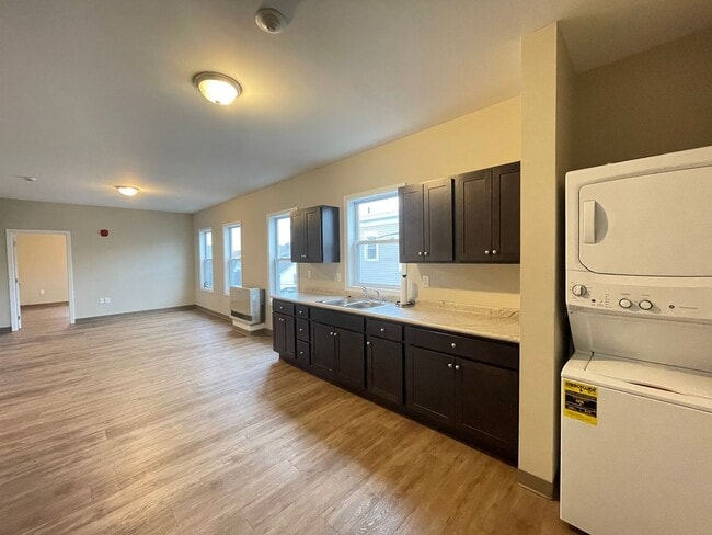 Building Photo - 463 Beech St Unit 3