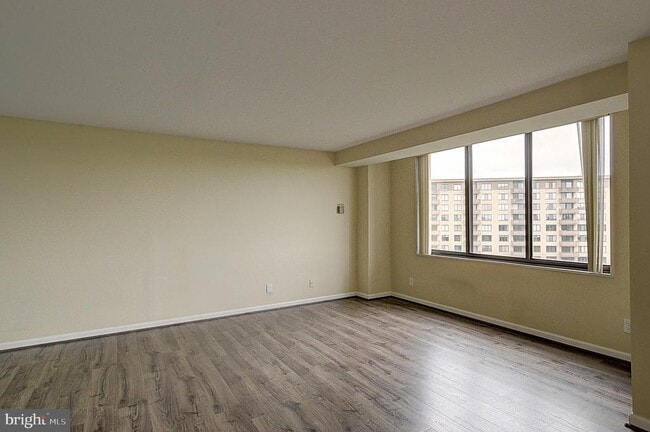 Building Photo - 5225 Pooks Hill Rd Unit 1511N