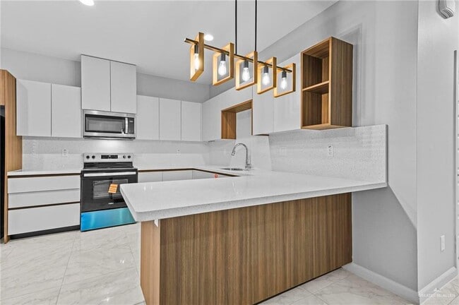 901 W 8th St Unit 4
