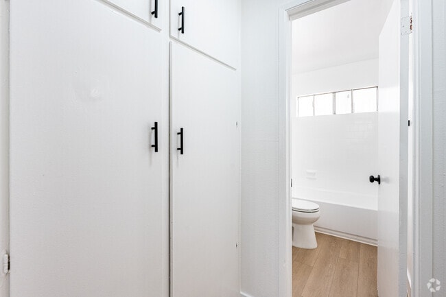 1BR, 1BA - 640SF - Storage