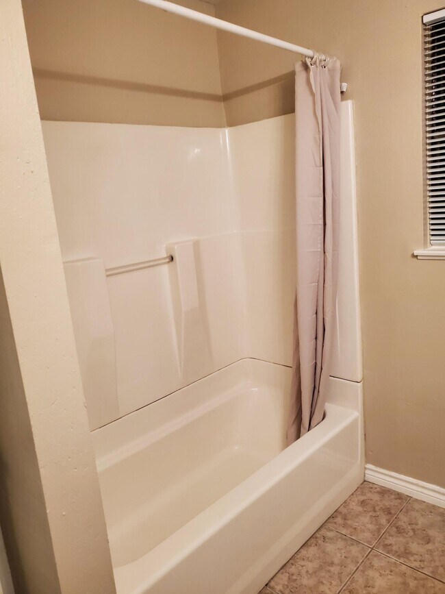 Photo - 5739 Schevers St