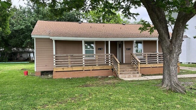 906 Eagle Ave