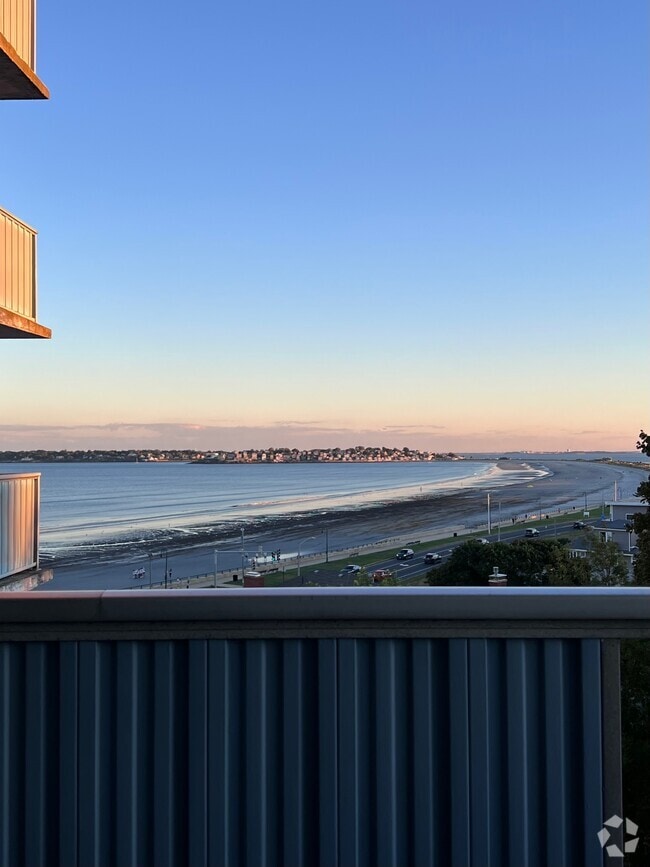 Building Photo - 300 Lynn Shore Dr Unit Condo with a Beach View