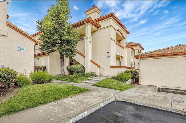 Building Photo - Beautiful & spacious 1 bedroom updated condo with private patio and covered parking.