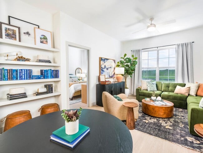 Las ventanas de gran tamaño y los techos de 9 pies crean espacios abiertos y luminosos, perfectos para relajarse o entretenerse. - Modera McKinney Ridge