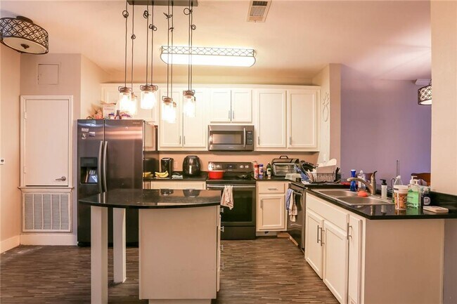 Photo - 910 W 25th St Unit 205