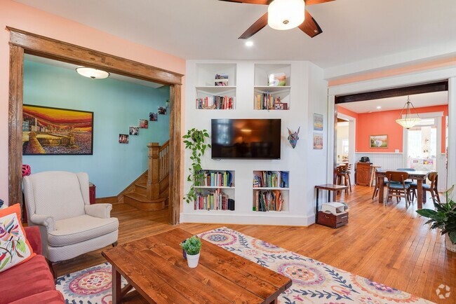 Building Photo - Unbeatable Family Home in the City w/ Park...