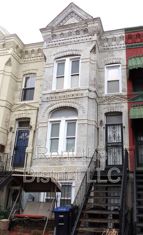 Building Photo - 403 M St NE Unit B