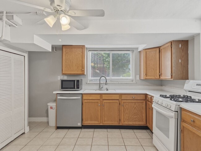 Photo - Beautiful 2 Bed, 1 Bath Garden-Level Apartment in Sunnyside!