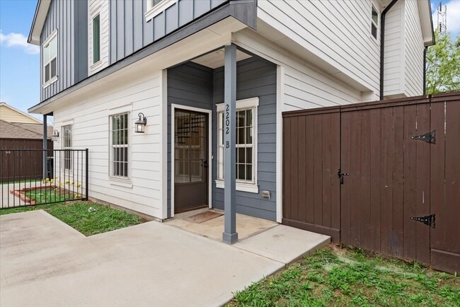 Photo - 2202 Lynnfield St