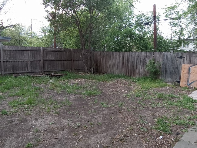 2227 W Woodlawn Ave