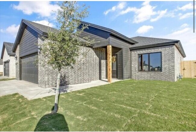 Building Photo - Modern home