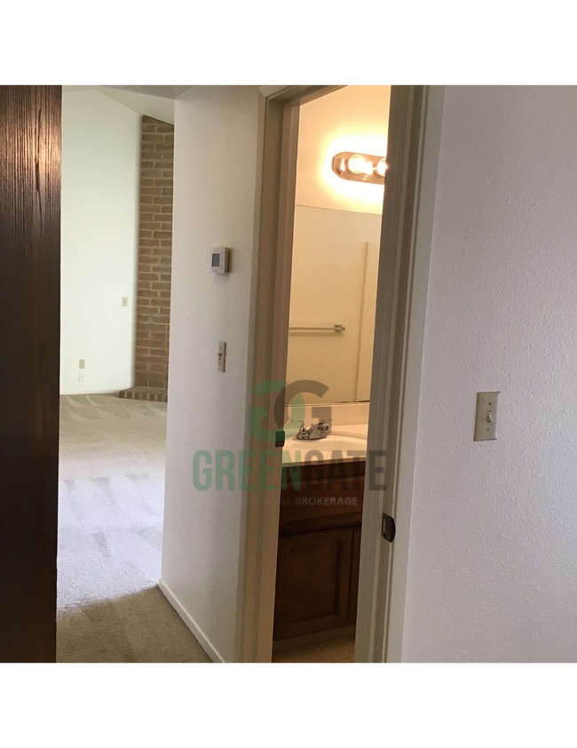 Photo - 941 Claremont Ct