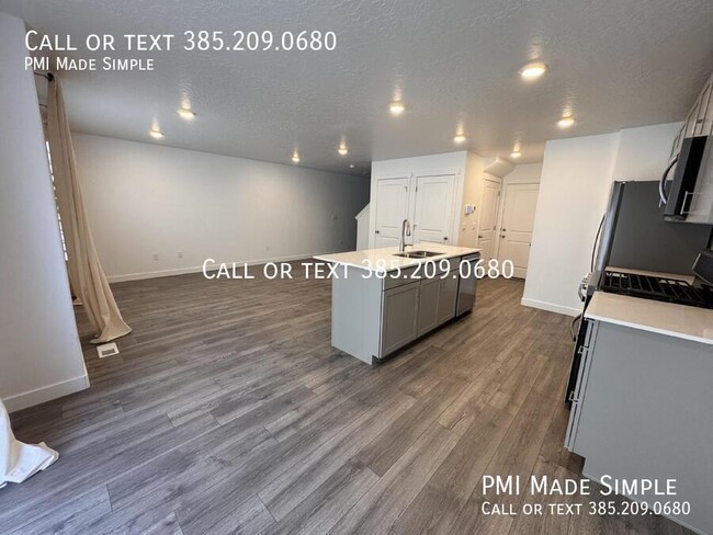 Spacious 3-Bed Townhome with Modern Amenit... - Spacious 3-Bed Townhome with Modern Amenit...