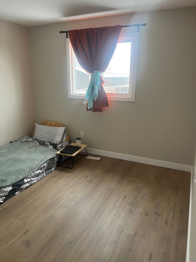 Photo - 4111-4149 49 Ave