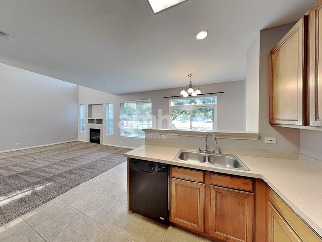 Photo - 2422 Claremont Ln