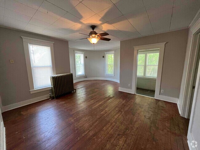 Building Photo - 318 W 2nd St Rental