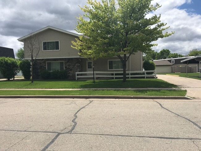 Building Photo - 742 Fairwood Dr Unit #2