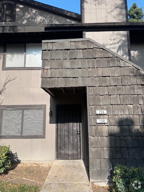 Building Photo - 1190 S Winery Ave Rental