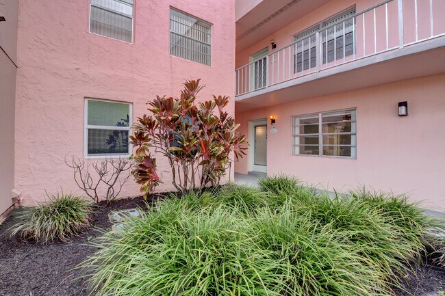 Photo - 548 Flanders L