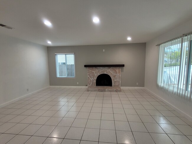 Photo - 2557 Felinda Way