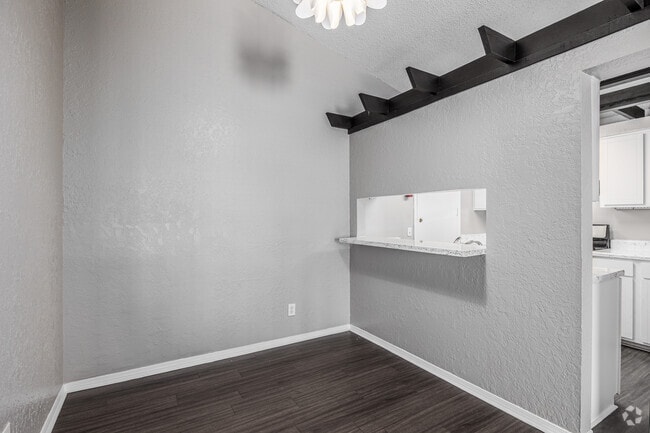 2 habitaciones, 2 baños - 1225 pies cuadrados - Comedor.