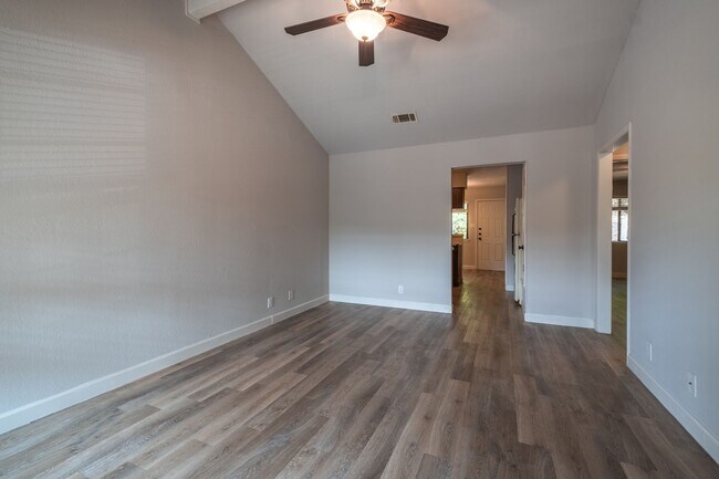 Charming 2-Bedroom, 1-Bath Duplex in North... - Charming 2-Bedroom, 1-Bath Duplex in North... Townhome