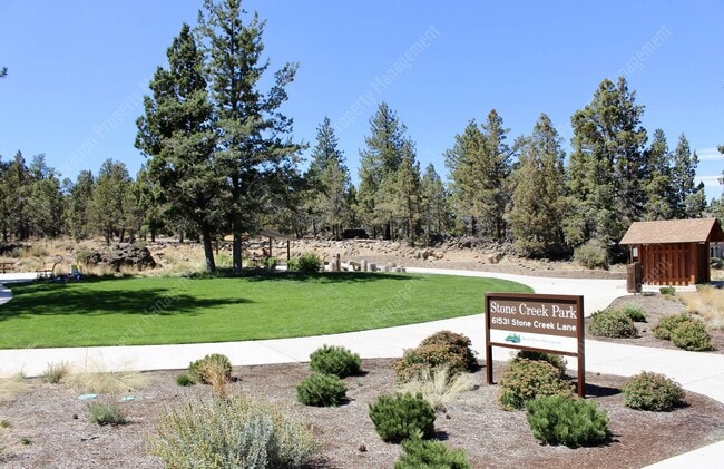 Photo - 4BR - 2.5 BA SE Bend home in great neighborhood with park and pool!