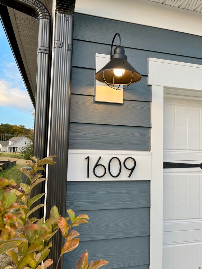 Photo - 1609 American Beech St