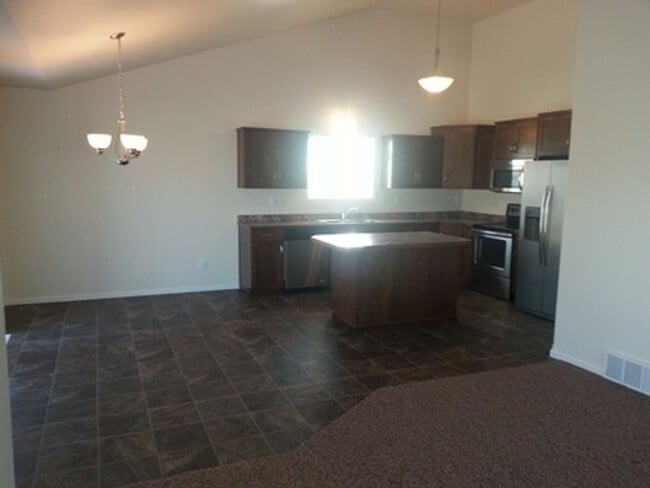 Building Photo - 3 Bed 3 Bath Single Family Home