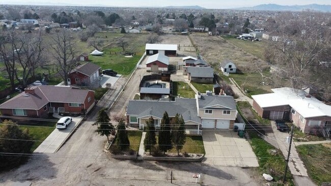 Photo - 3 bdrm 3 bath Home 2 car Garage 1.8 Acres Horse property. All Utilities included.