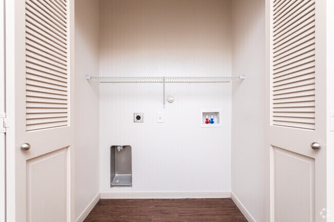 1BR, 1BA - 714SF Laundry Closet