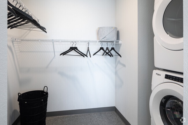 1BR, 1BA - 715SF