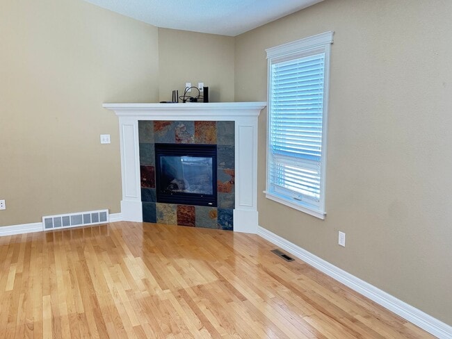 Photo - 4 BEDROOM, 3 BATHROOM TWINHOME WITH 2 CAR ...