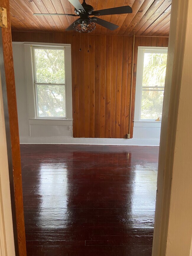 Photo - 616 W Azeele St